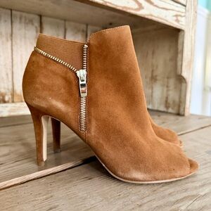 Marc Fisher Serenity Tan Ankle Booties with Gold Accent NWT Size 7.5